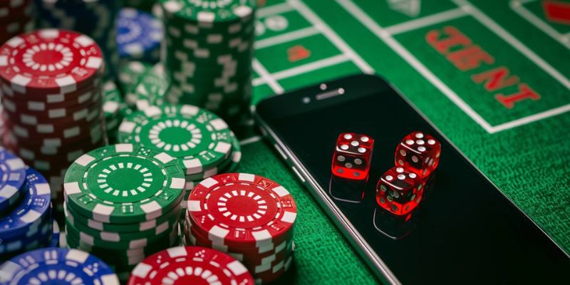 nên chơi tài xỉu truyền thống hay tài xỉu online
